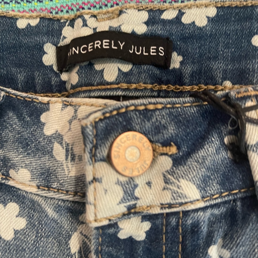 Sincerely Jewels Denim & Daisy Jorts in Stretch Denim 🌼 - Picture 5 of 5